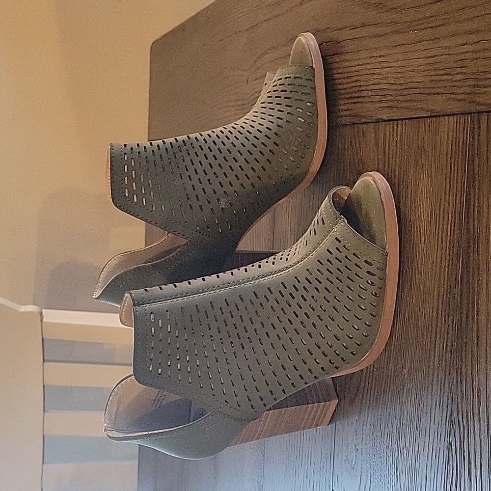 Green Peep-toe heel/booties